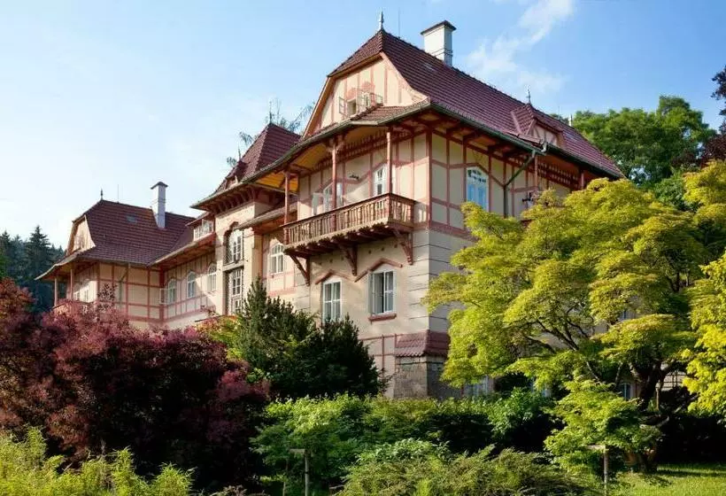 ホテル Jestřabí