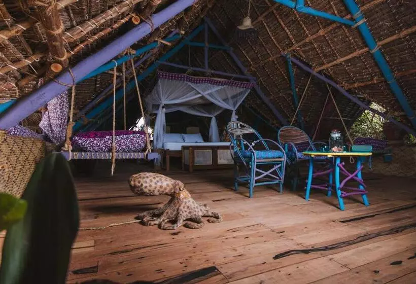 هتل Kizingo Beach Eco Lodge