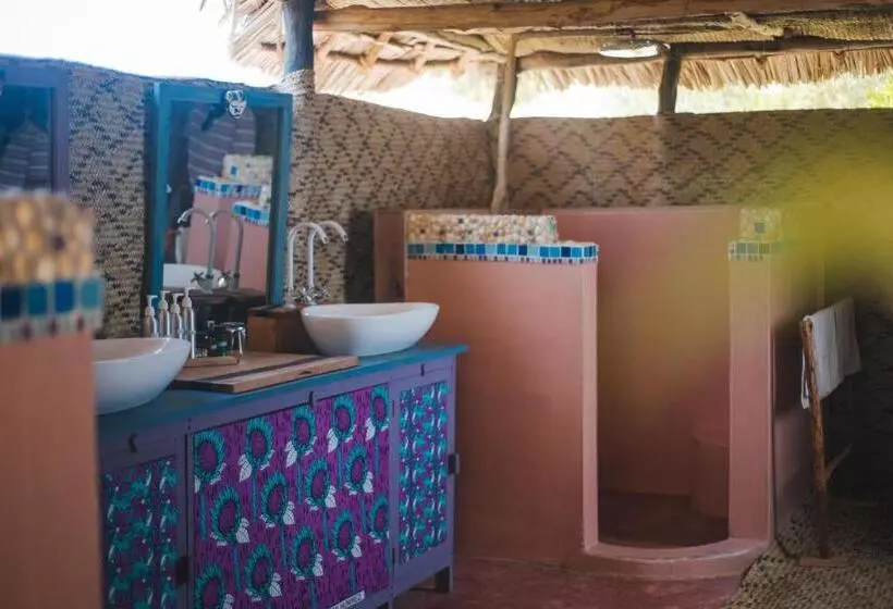 هتل Kizingo Beach Eco Lodge