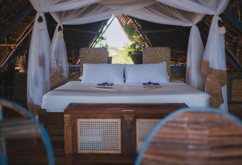 هتل Kizingo Beach Eco Lodge