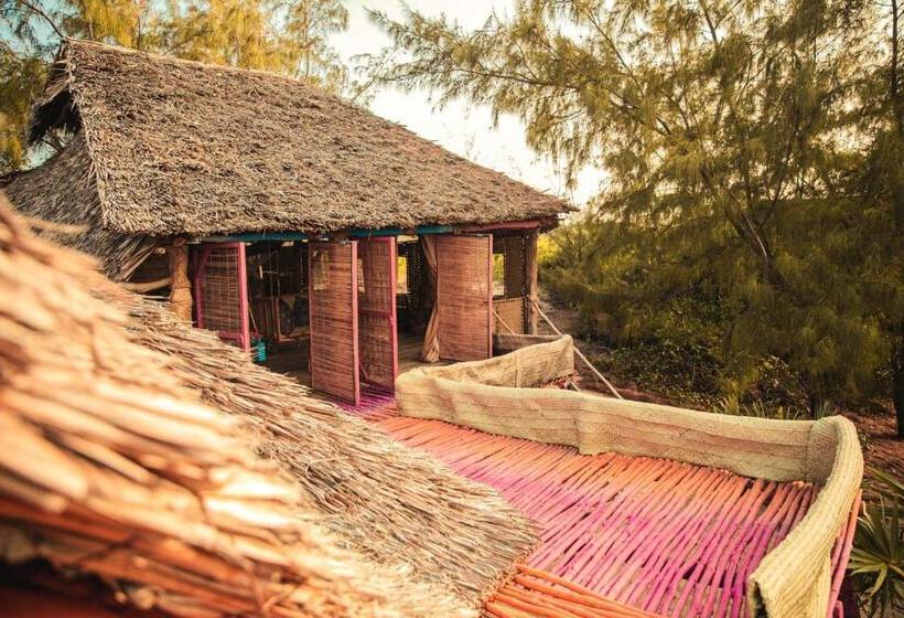 هتل Kizingo Beach Eco Lodge