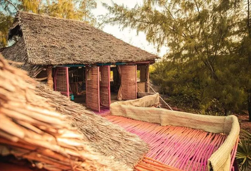 هتل Kizingo Beach Eco Lodge