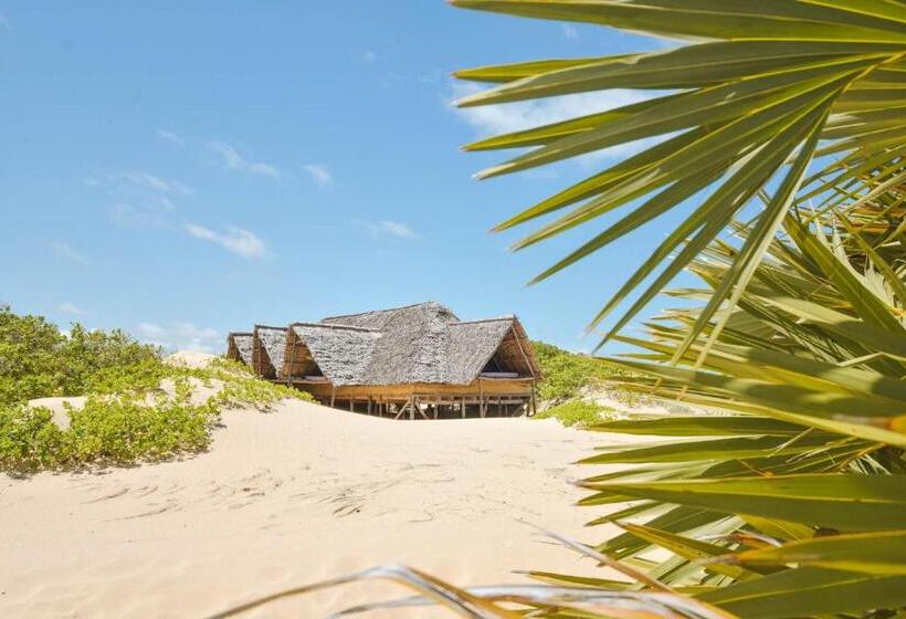 هتل Kizingo Beach Eco Lodge