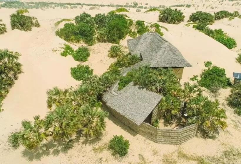 هتل Kizingo Beach Eco Lodge