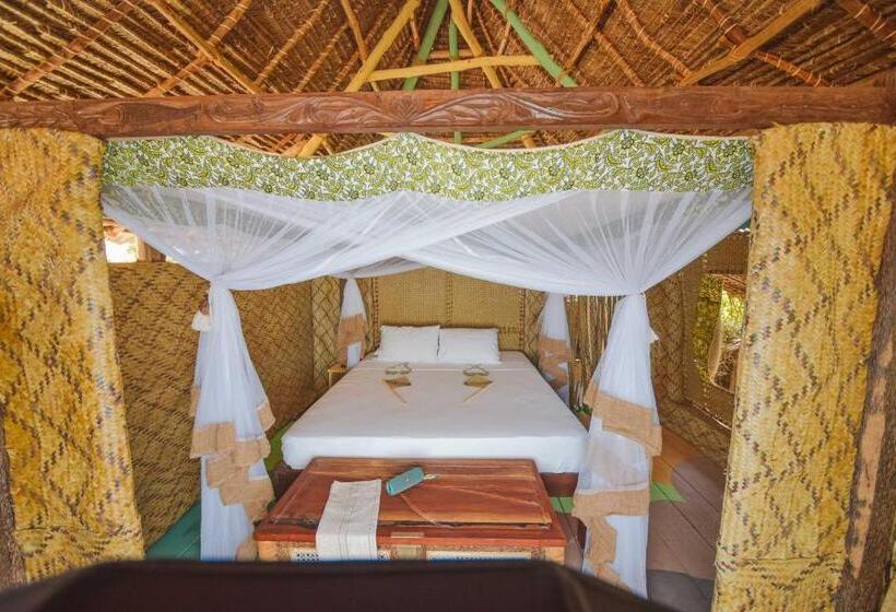 هتل Kizingo Beach Eco Lodge