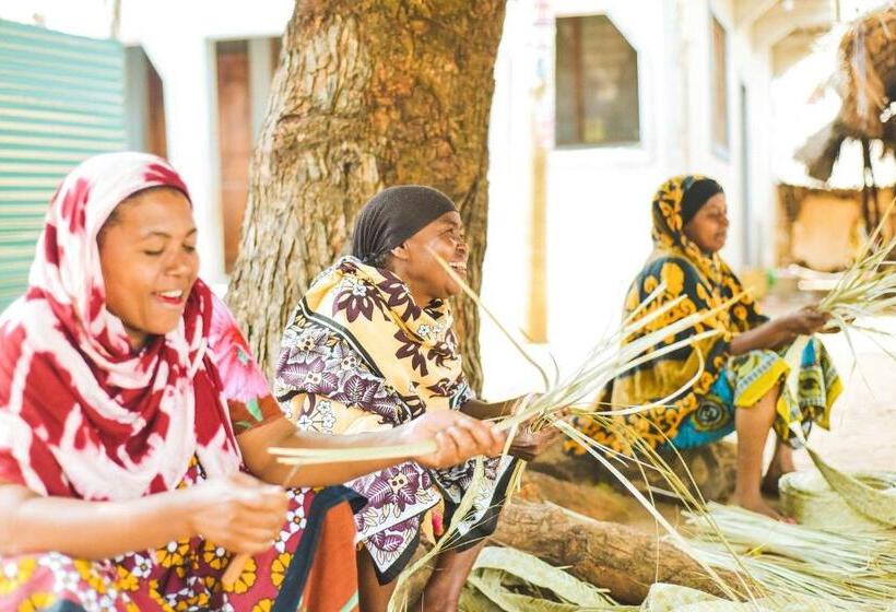 هتل Kizingo Beach Eco Lodge