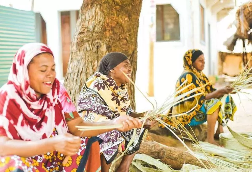 هتل Kizingo Beach Eco Lodge