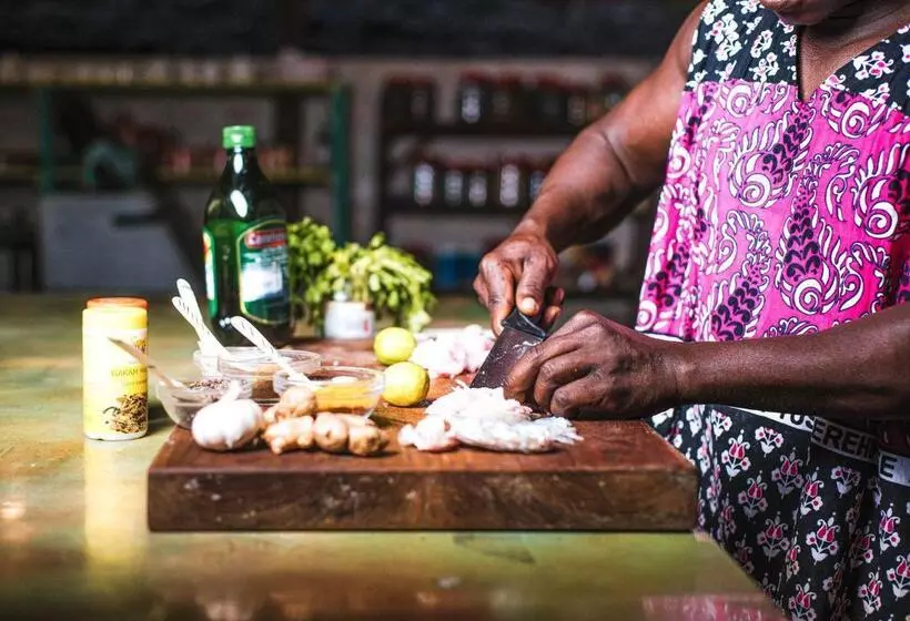 هتل Kizingo Beach Eco Lodge