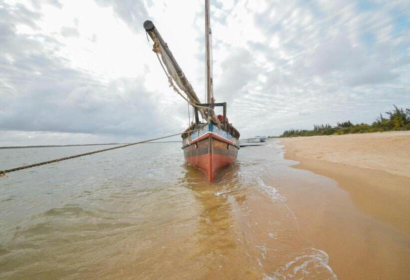 هتل Kizingo Beach Eco Lodge