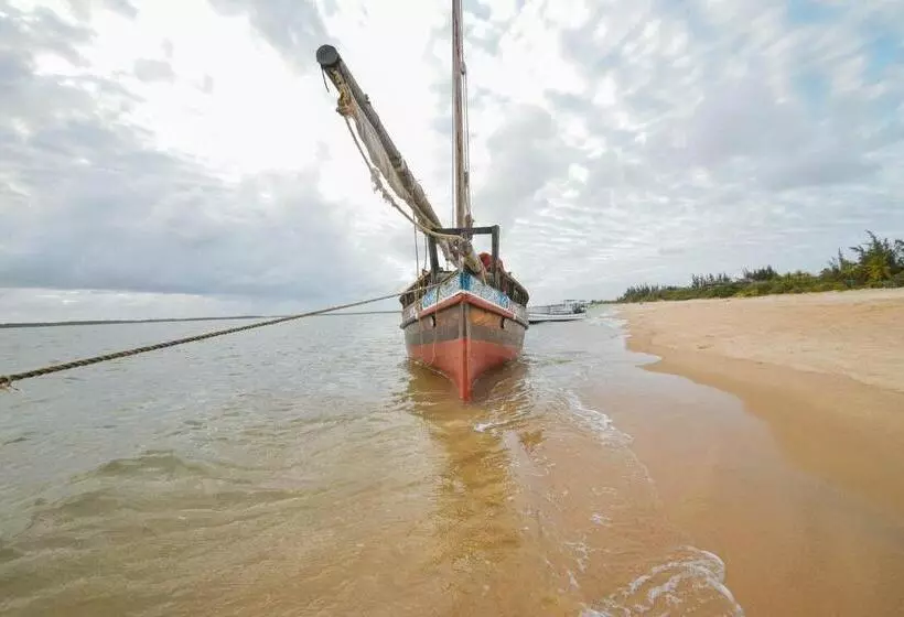 هتل Kizingo Beach Eco Lodge