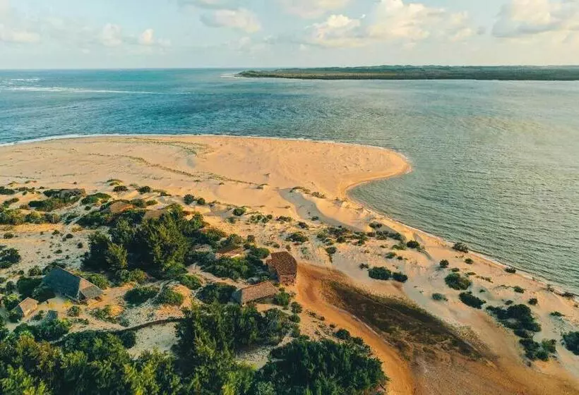 هتل Kizingo Beach Eco Lodge