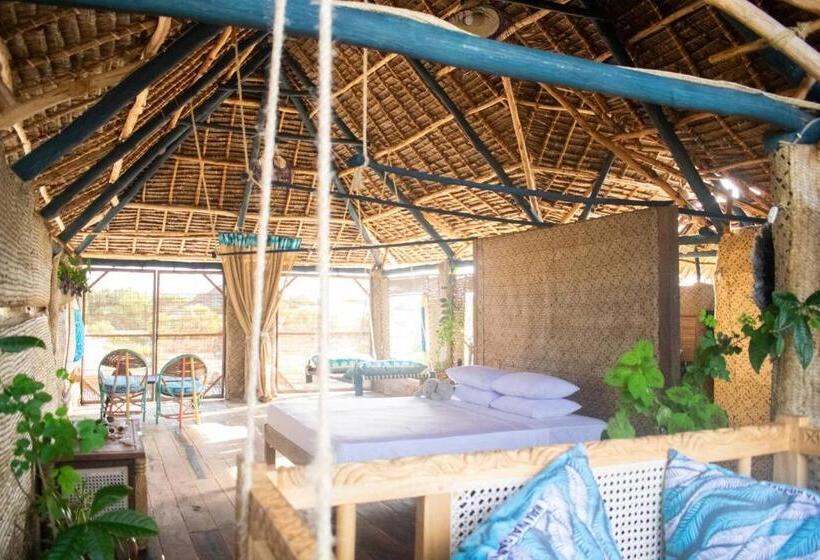 هتل Kizingo Beach Eco Lodge