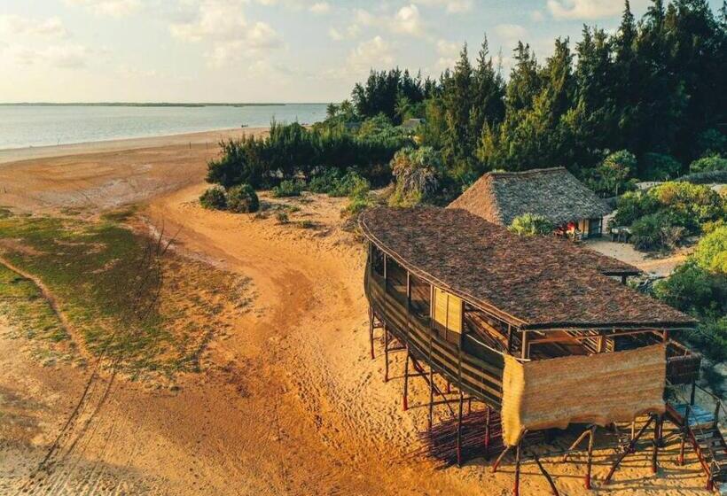 هتل Kizingo Beach Eco Lodge