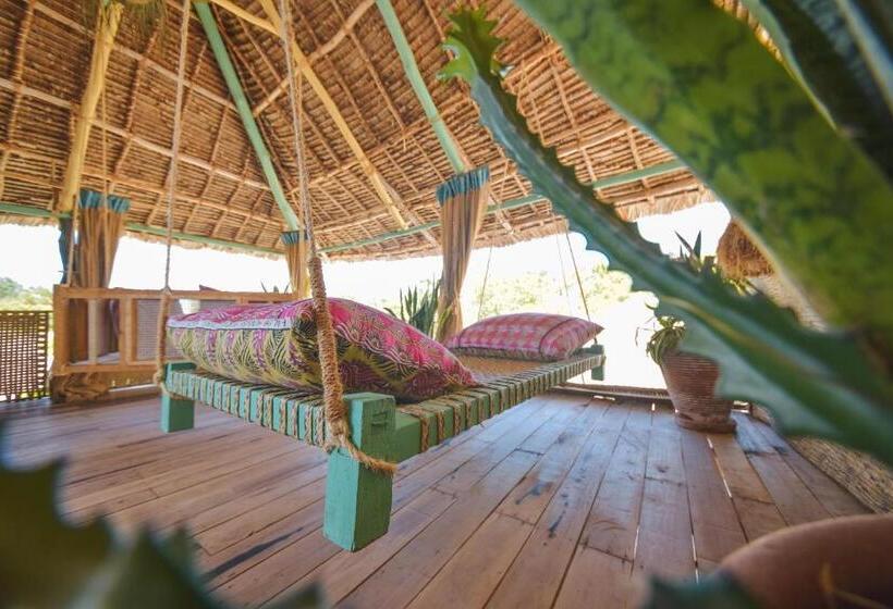 هتل Kizingo Beach Eco Lodge