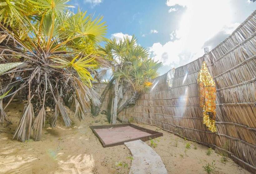 هتل Kizingo Beach Eco Lodge