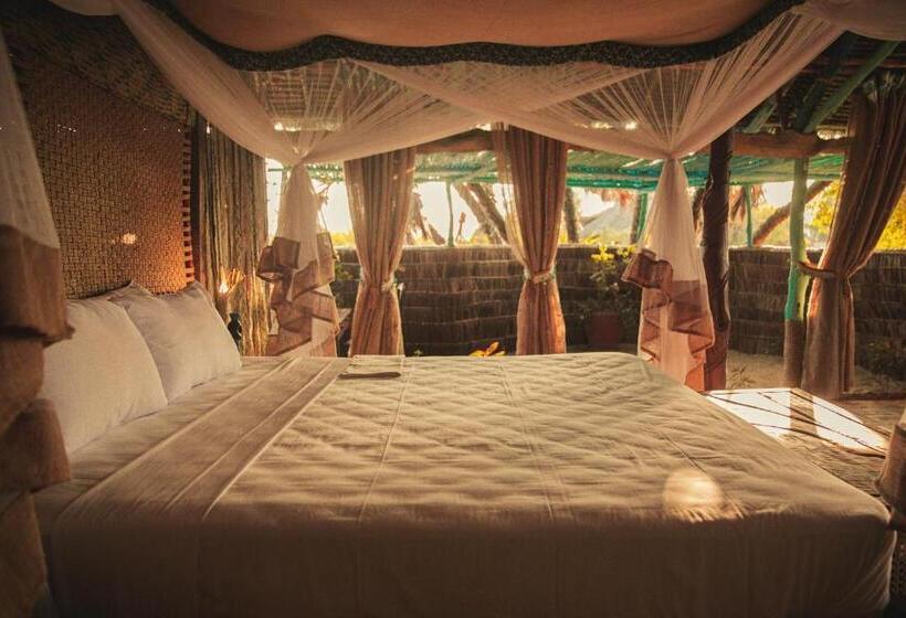 هتل Kizingo Beach Eco Lodge