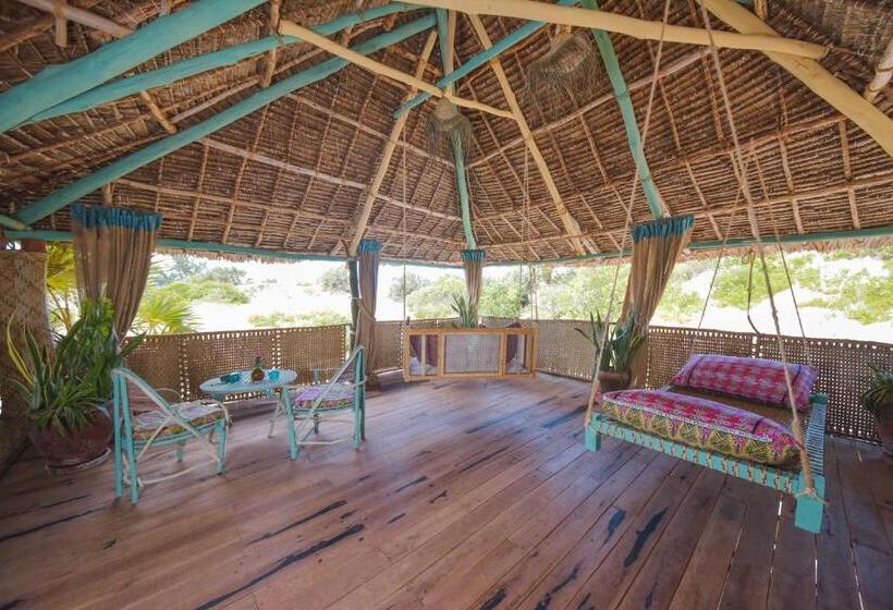 هتل Kizingo Beach Eco Lodge