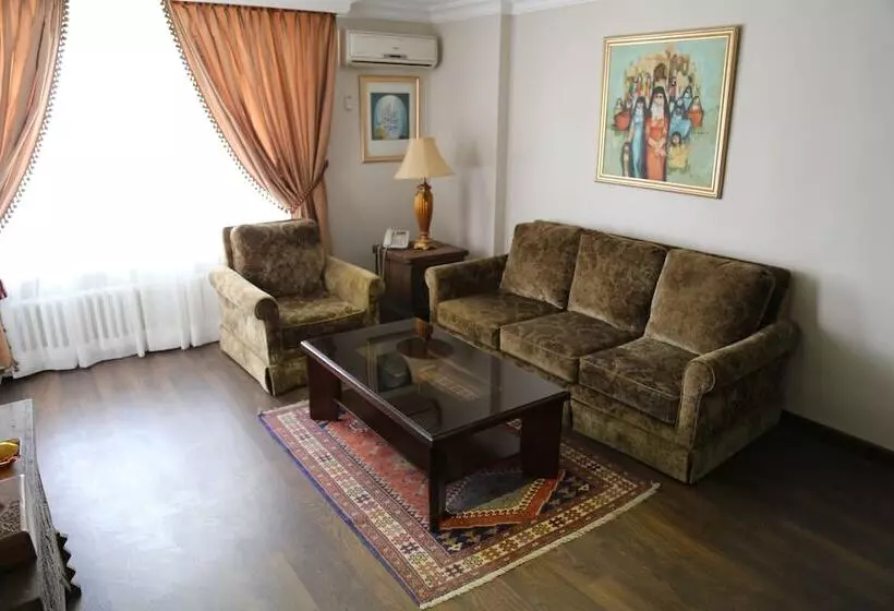 Gondola Hotel & Suites