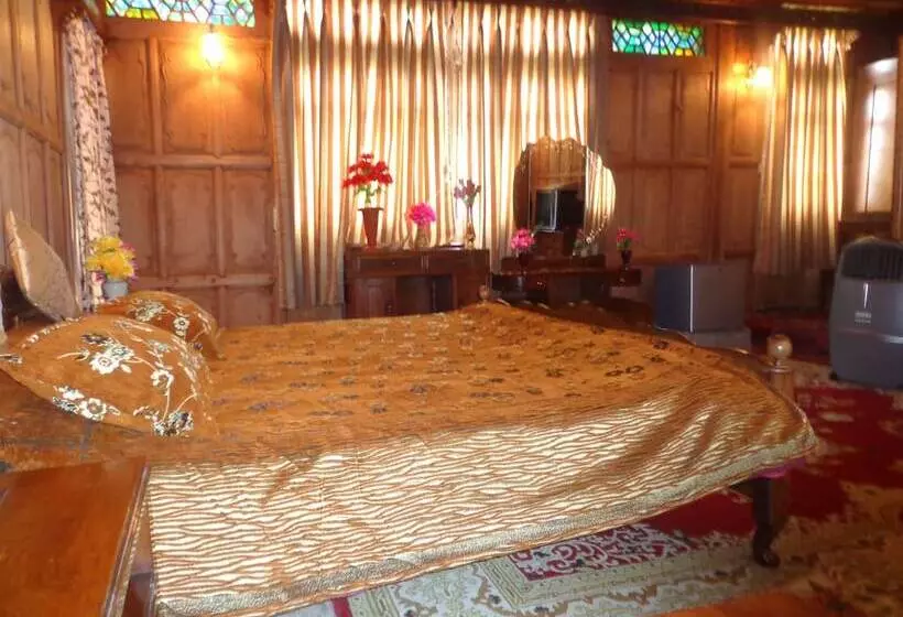 هتل Alif Laila Group Of Houseboats