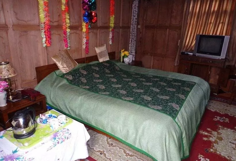 هتل Alif Laila Group Of Houseboats