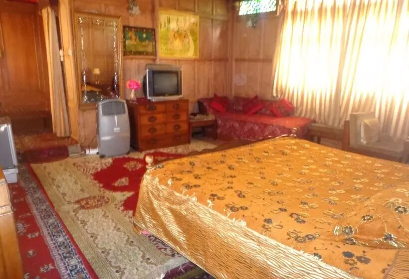 هتل Alif Laila Group Of Houseboats