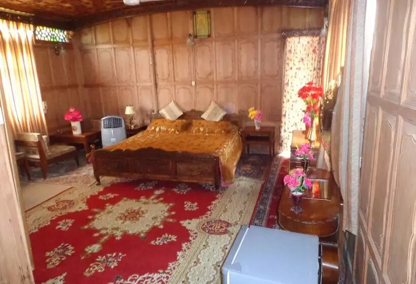 هتل Alif Laila Group Of Houseboats