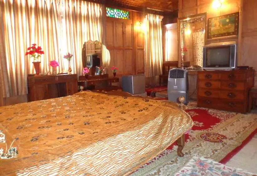 هتل Alif Laila Group Of Houseboats