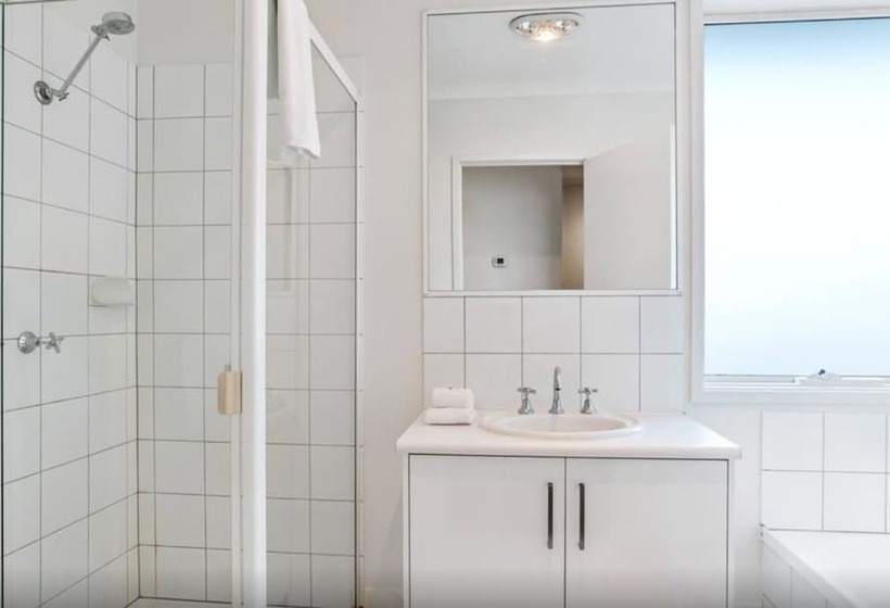 Отель Quest Brighton On The Bay