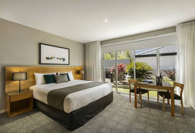 Отель Quest Brighton On The Bay