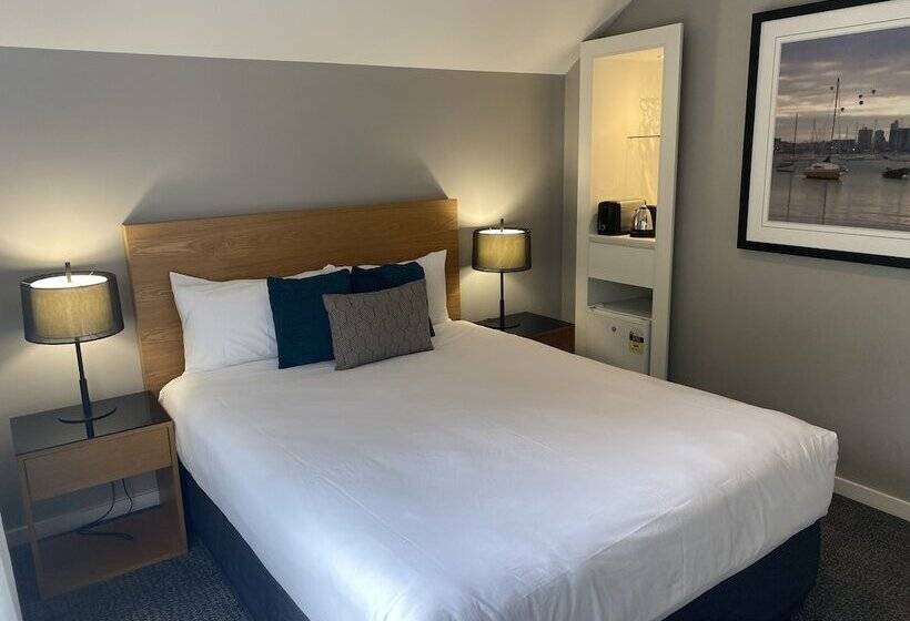 Отель Quest Brighton On The Bay