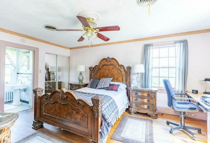 Пансион Home Sweet Home Suite #3, Near Liberty University, And Lynchburg Hospital, Deluxe Queen Size Bedroom