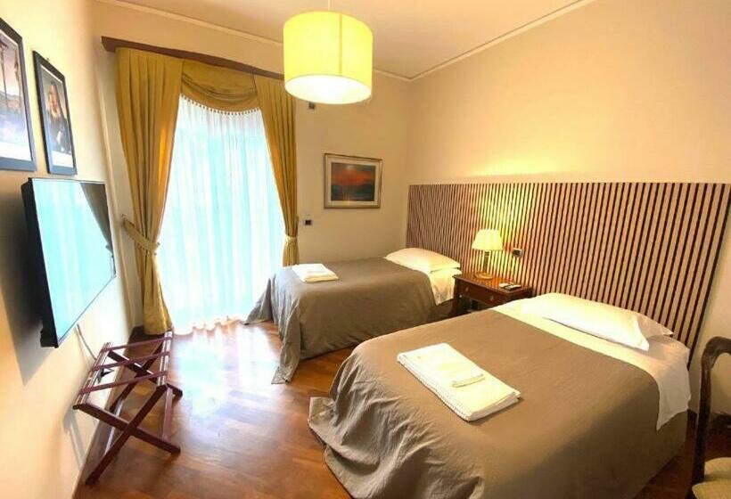 Pensjonat Casa Battisti Messina Guest House In Centro Città, Ideale Per Famiglie O Gruppi