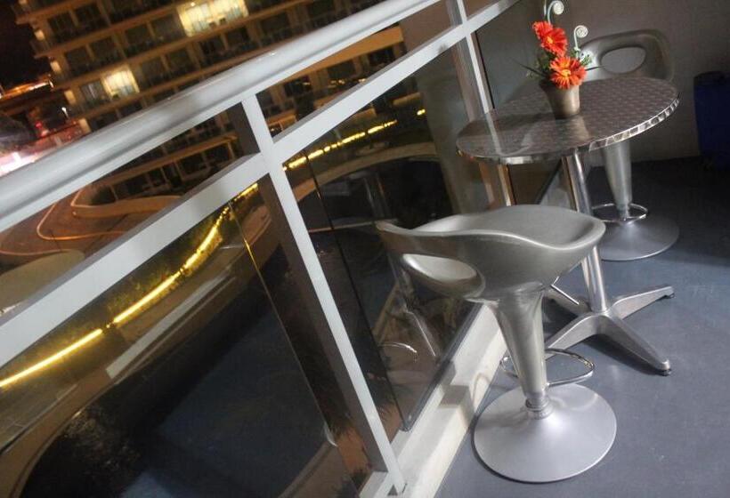 Azure C4 Beachpool Balcony Wifi Multiple Units