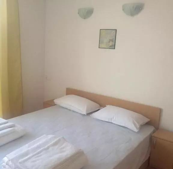 ペンション Guest Rooms Venera