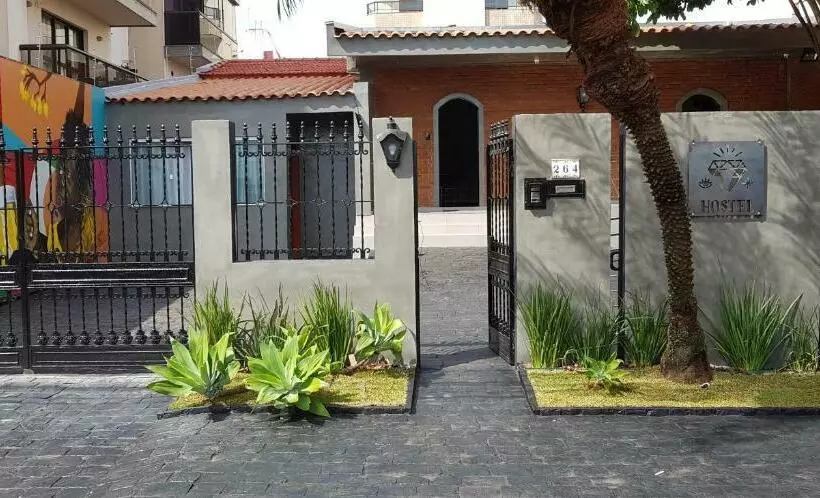 Vhostel