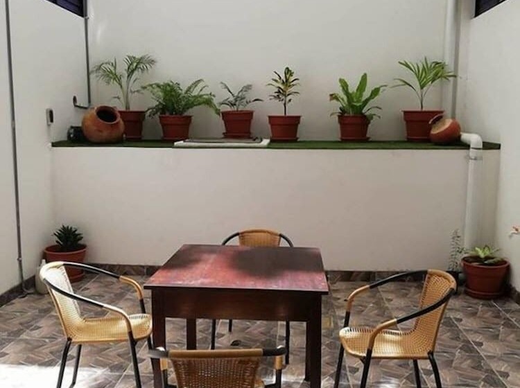 ユースホステル Hostal Cordillera Azul