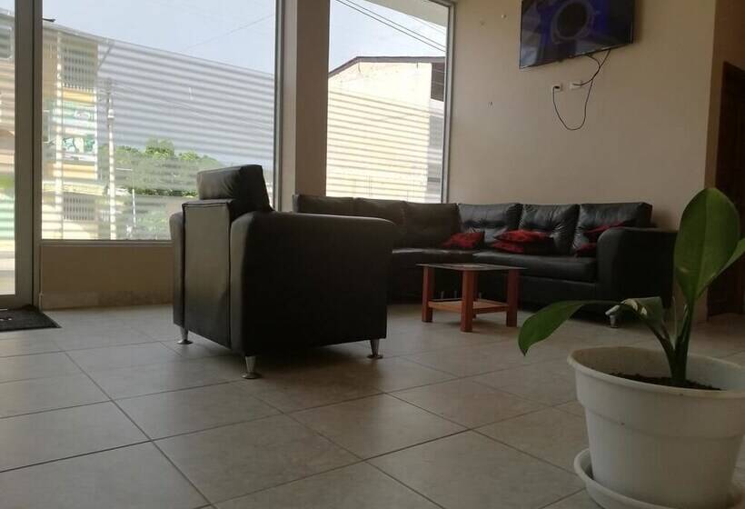 ユースホステル Hostal Cordillera Azul