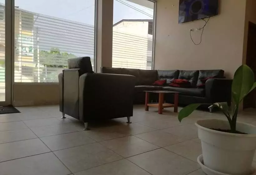 ユースホステル Hostal Cordillera Azul