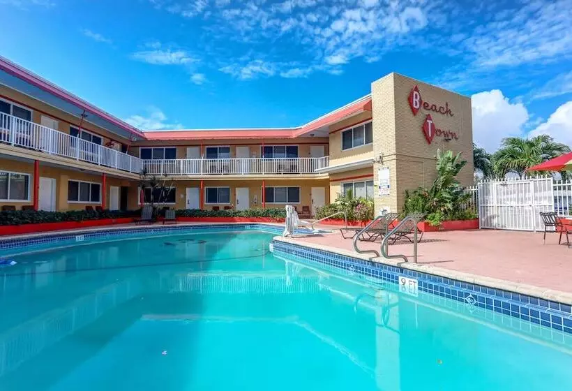 Beach And Town Motel