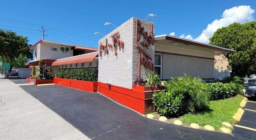 Beach And Town Motel