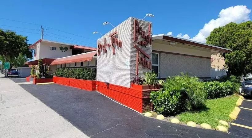 Beach And Town Motel