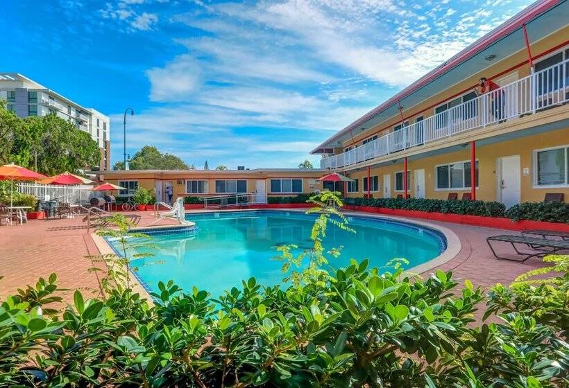 Beach And Town Motel