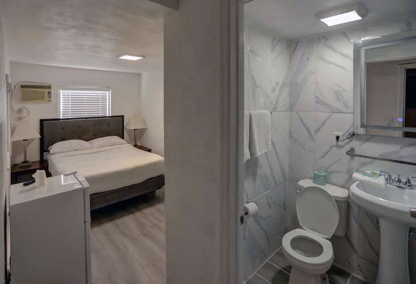 Beach And Town Motel