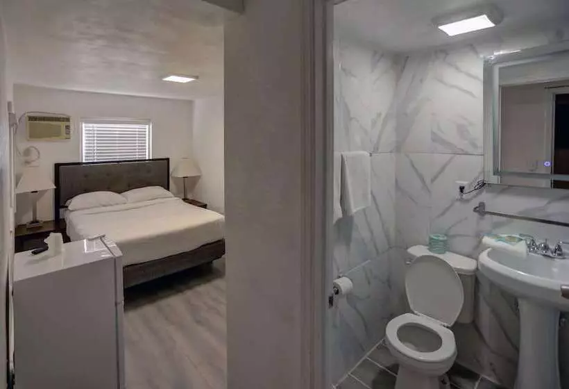 Beach And Town Motel