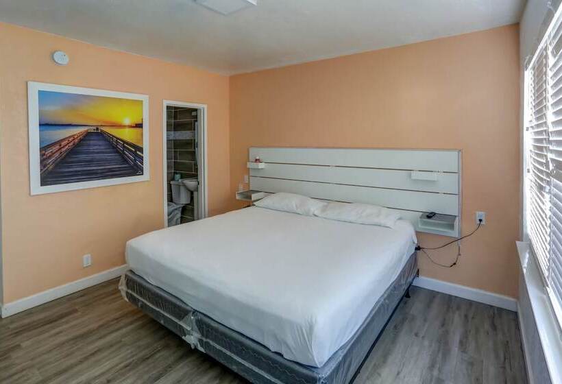 Beach And Town Motel