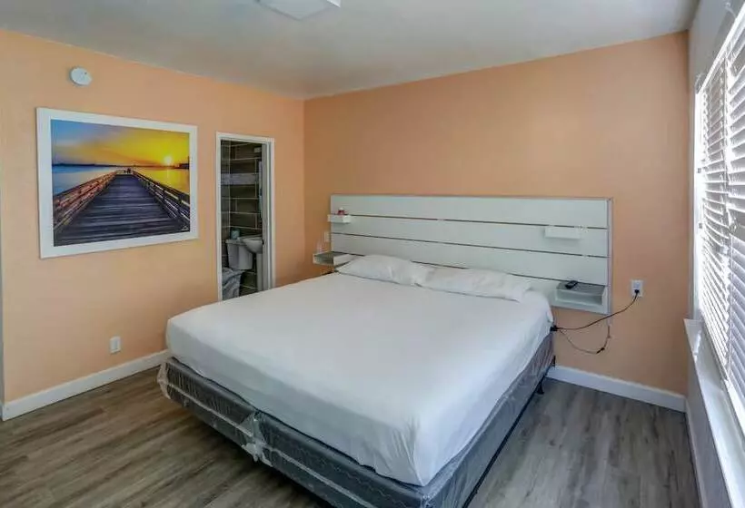 Beach And Town Motel