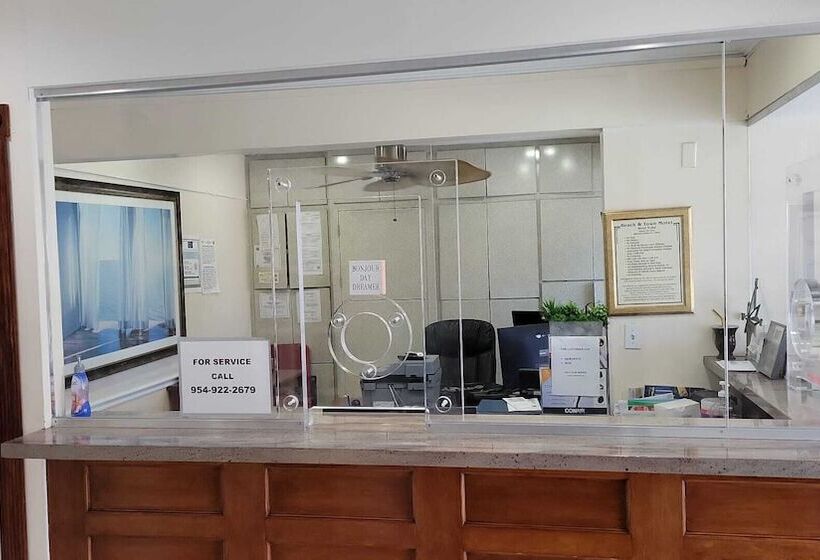 Beach And Town Motel