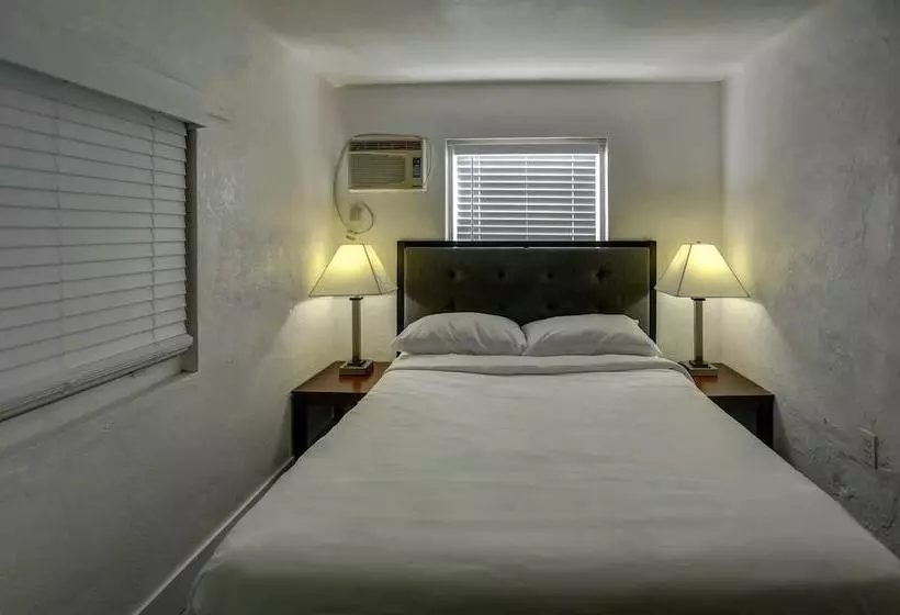 Beach And Town Motel