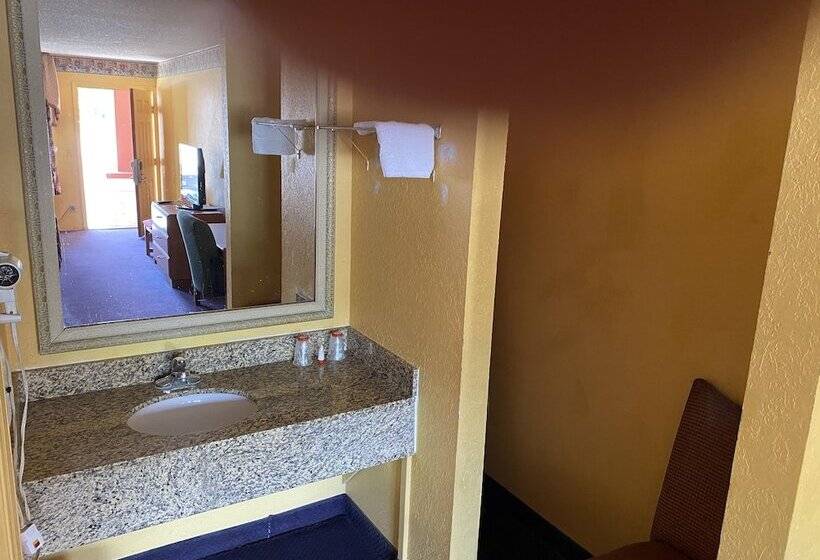 Отель Budget Inn & Suites