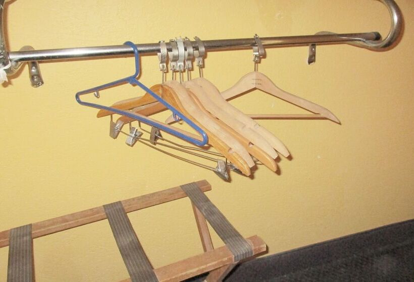 Отель Budget Inn & Suites